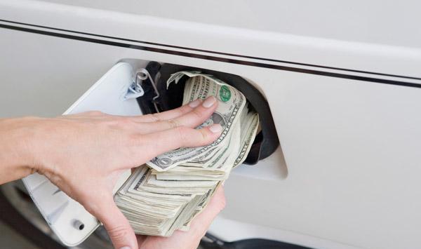 养一辆10万的车一年要花多少钱? 一算吓一跳!