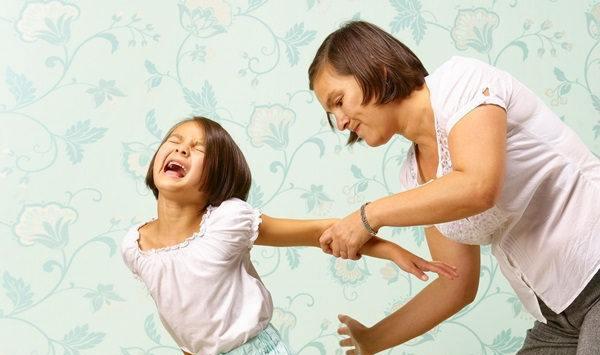 妈妈商场虐打自己女儿, 起因却是件微不足道的