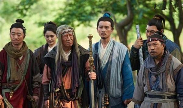 为什么郭靖跟七怪学武十年却不长进, 而一个月