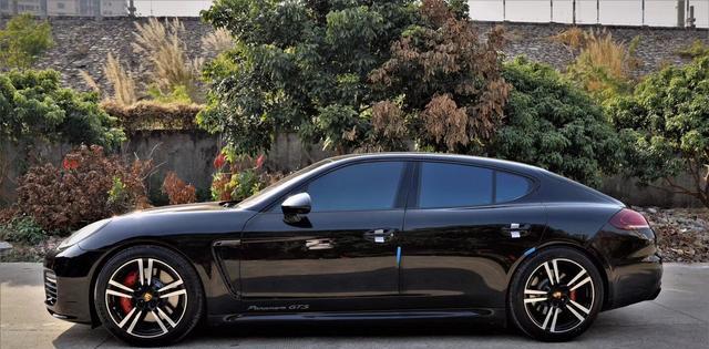 这车60多W拥有 2015年保时捷帕拉梅拉4.8GTS 黑色骚红内