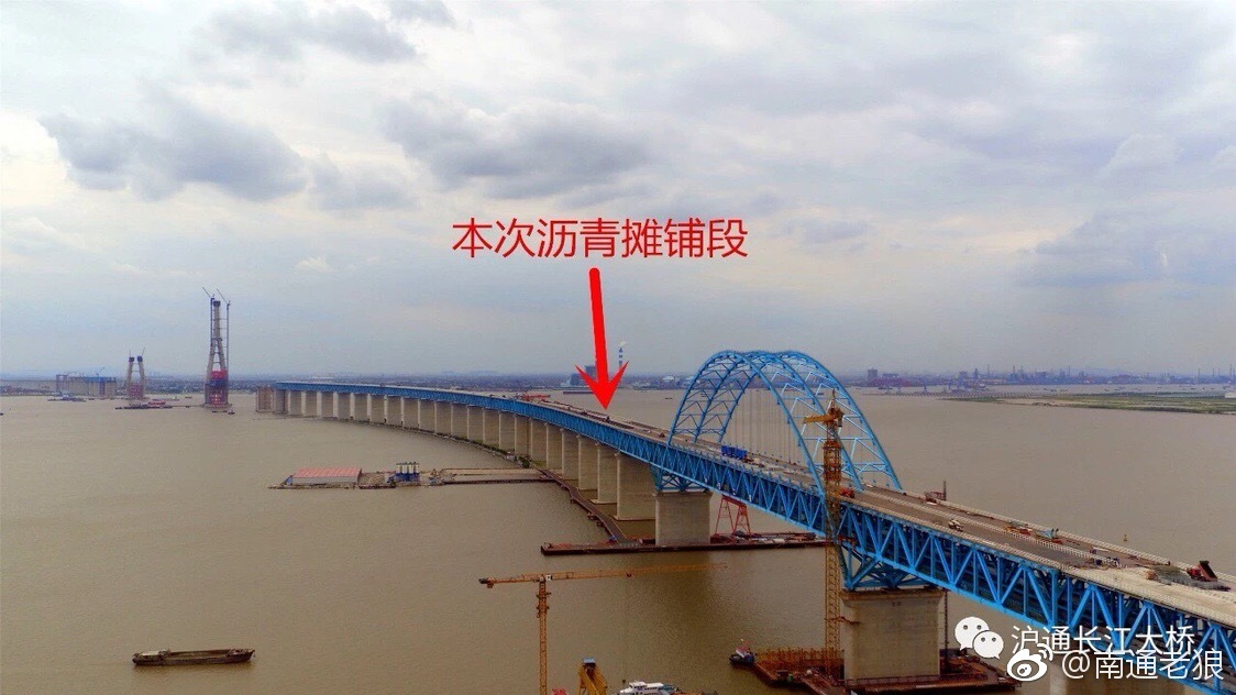 沪通大桥昨天起摊铺沥青!距通车迈出跨越性一