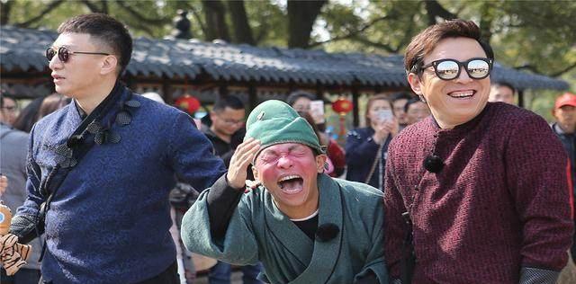 别看宋小宝外形“土气”, 人家开的车可不逊色赵本山