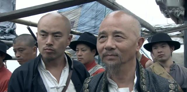 高官路上遇到土匪,劫匪打开行李箱一看,立刻跪