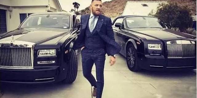 女友无怨无悔养了他8年，一战成名后，买全系劳斯劳斯回报她