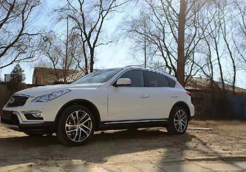 尺寸赶超奥迪Q5，刚上市就降价15万，车主：回家先把东风抠掉