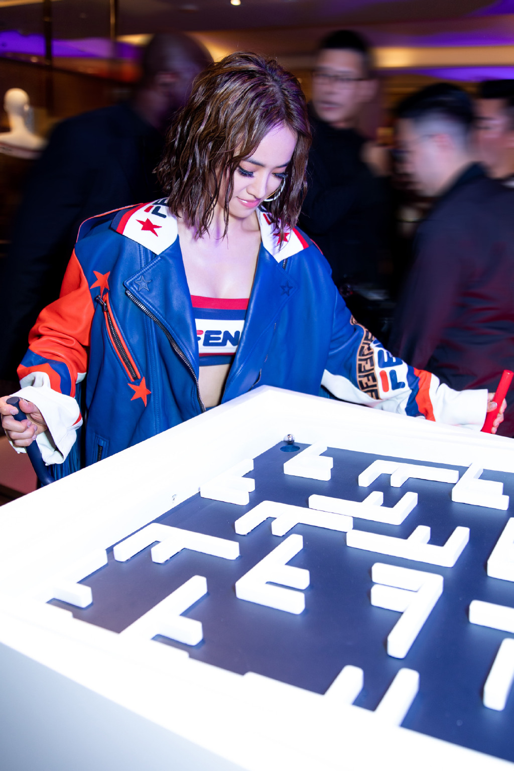 蔡依林留了一款包面发型,搭配一字肩连衣裙,3