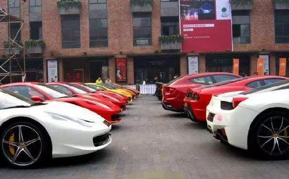 这条街, 玛莎拉蒂只够停门口, 超跑进门得看档次, 平民车只能开走