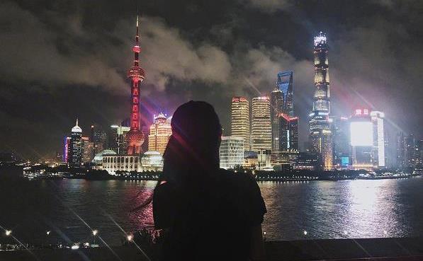 唐嫣与好友王冠夜游黄浦江,穿闺蜜装嘟嘴比V拍