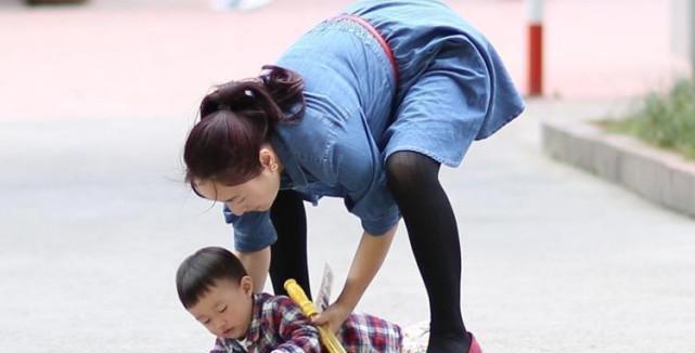 当孩子摔倒时, 妈妈别开口就来这一句, 会造成孩子懦弱性格