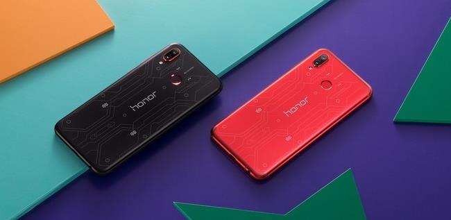 背面镭雕设计 荣耀Play酷玩版正式上市