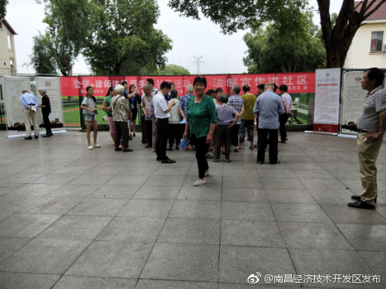 洪城锦苑社区开展法制宣传活动进社区普法宣传