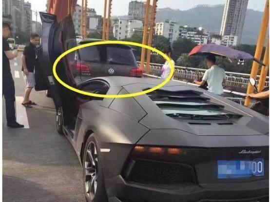 兰博基尼撞上大众, 大众车主下车后, 兰博司机直接跪下了