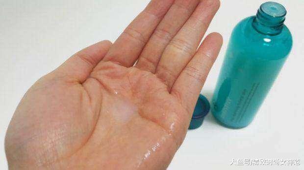 用爽肤水时, 很多女生有这3个误区! 难怪护肤