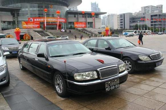 澳门首辆加长红旗，比加长林肯还贵，车门带密码，车内有卫星电话