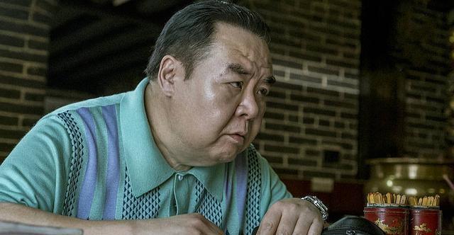 早期出道的郑则仕还是以喜剧为主,也会出演动作片,不苁呛┨赊