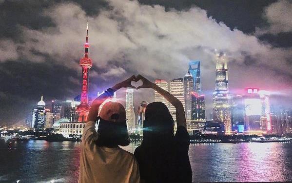 唐嫣与好友王冠夜游黄浦江,穿闺蜜装嘟嘴比V拍