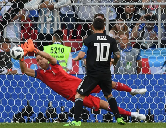 冰岛守门员扑出了梅西的点球,这个守门员真的