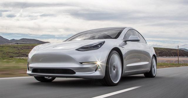 特斯拉交付了第一批 Model 3, 为自动驾驶连仪表盘都不要了
