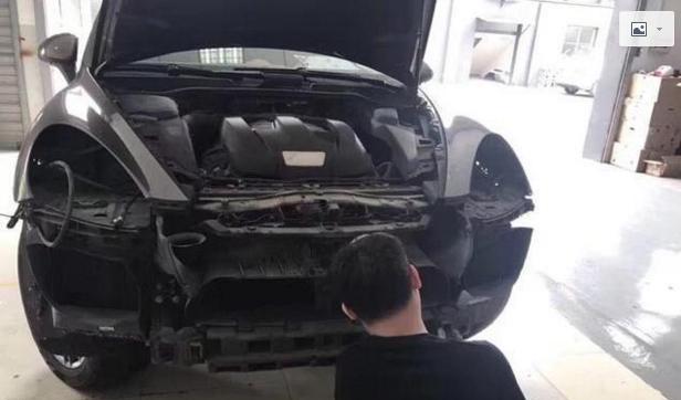 保时捷卡宴撞坏了, 维修时拆下保险杠, 才明白为何车子要上百万