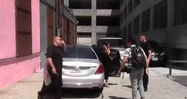 迈巴赫和路虎揽胜停在街边, 看到车主后, 真让人激动