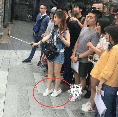 冯提莫穿包臀裙现身机场,小短腿不忍直视,“小学生”既视感!