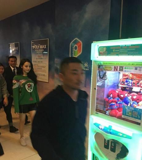 路人实拍迪丽热巴路透照,跟微博上的照片完全