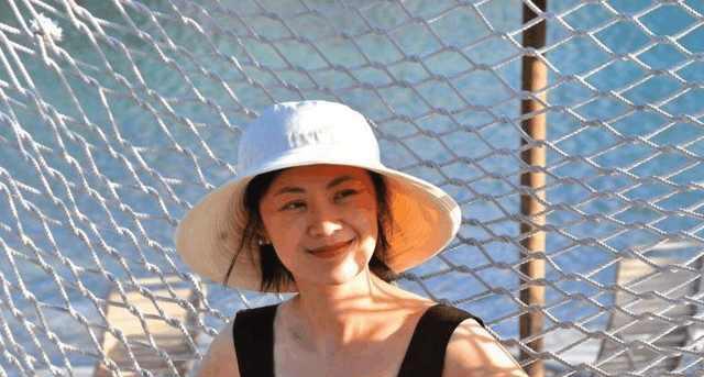 知名度曾超董卿，后嫁国外今欲回国复出，豪车出行47岁成这样！