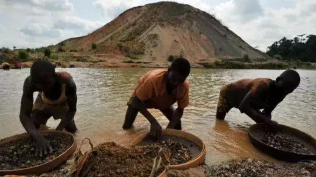世界上20个最贫穷的国家,非洲占了16个:钱都被