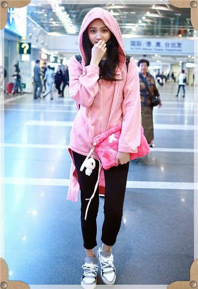 关晓彤放大招!穿粉色卫衣挎粉色包包,为证明自