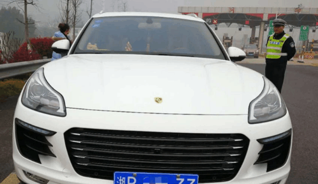 小伙买了一辆国产保时捷SUV, 被交警截停, 结果路过的多笑了