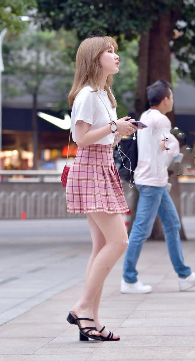 街拍美女:清纯小学妹穿粉色超短裙秀出一双笔直美腿