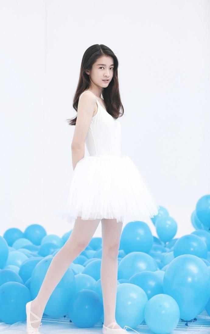 同是20岁少女，张雪迎芭蕾舞裙秀身材，却被关晓彤热裤长腿秒了