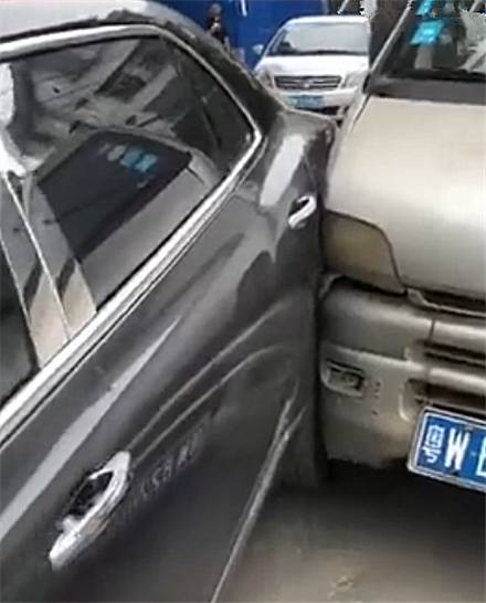 广东一辆5万面包车撞上700宾利,车主下车一看