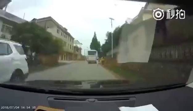 孩子突然跑着过马路，经过的客车发现后紧急刹车，险些撞到孩子拯救不开心  ...