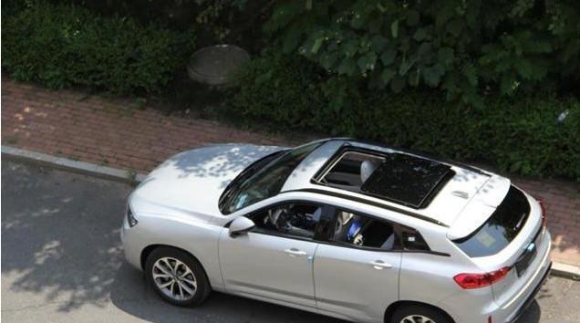 小区又添辆新车, 近20万落地, 车主打开车门这内饰不比路虎差