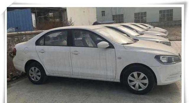 数十台大众捷达库存车停满广场,工作人员: