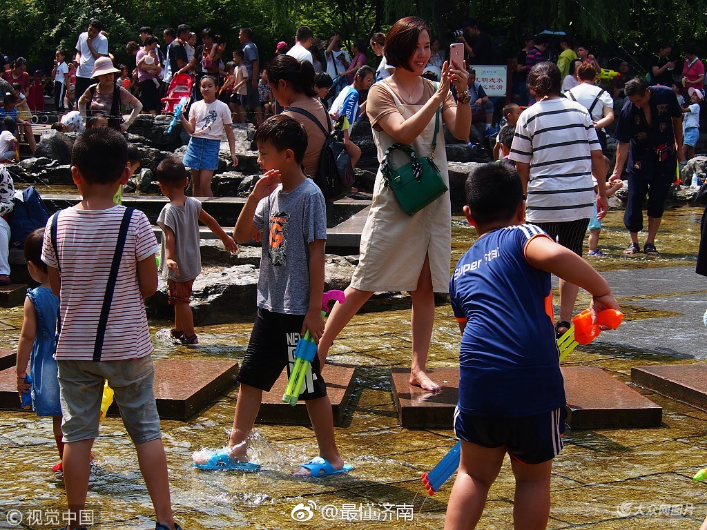 济南:降雨过后群泉撒欢 儿童戏水享清凉