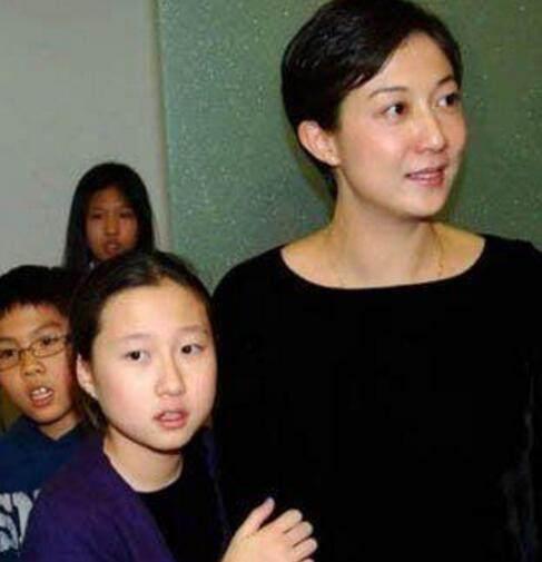 吴卓林现身加拿大超市求助路人：我想找我爸（成龙），但我妈....