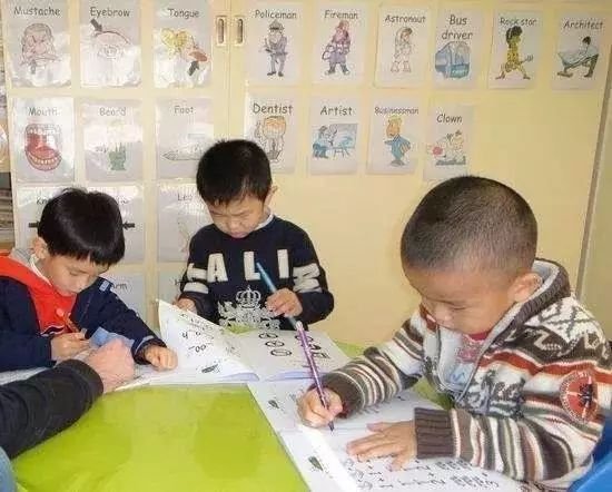 严禁幼儿园提前教拼音、识字?家长们吵翻了!你