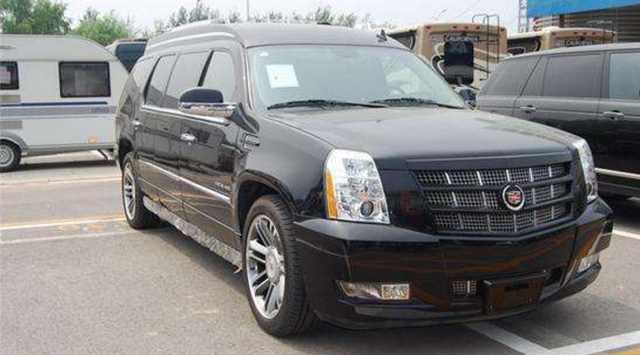 凯迪拉克凯雷德: 车子停的真好, 越野车一定要占两个车位?