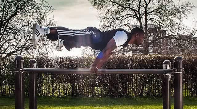 自重健身好还是器械健身好?看完你就知道