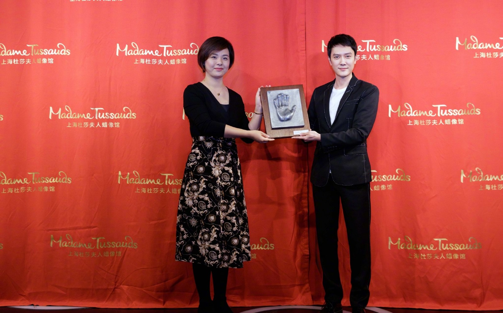 冯绍峰身穿黑色西服套装与钉珠皮鞋,尽显型格