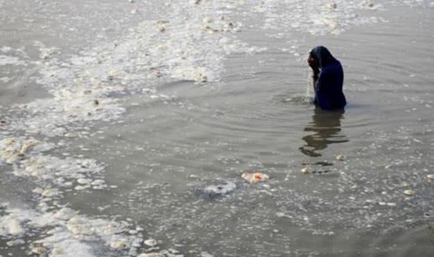 印度恒河水到底有多脏,简直毁三观!