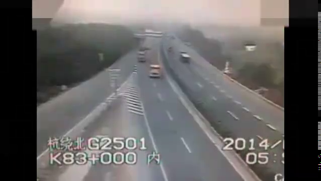 交通安全警示录----奥迪错过高速出口突然变道！