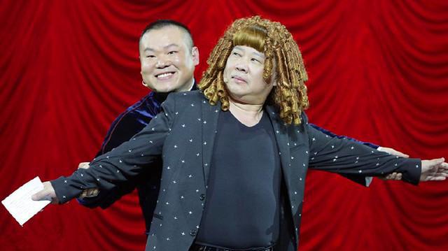 郭德纲与妻子同现身机场, 非主流情侣发型强势