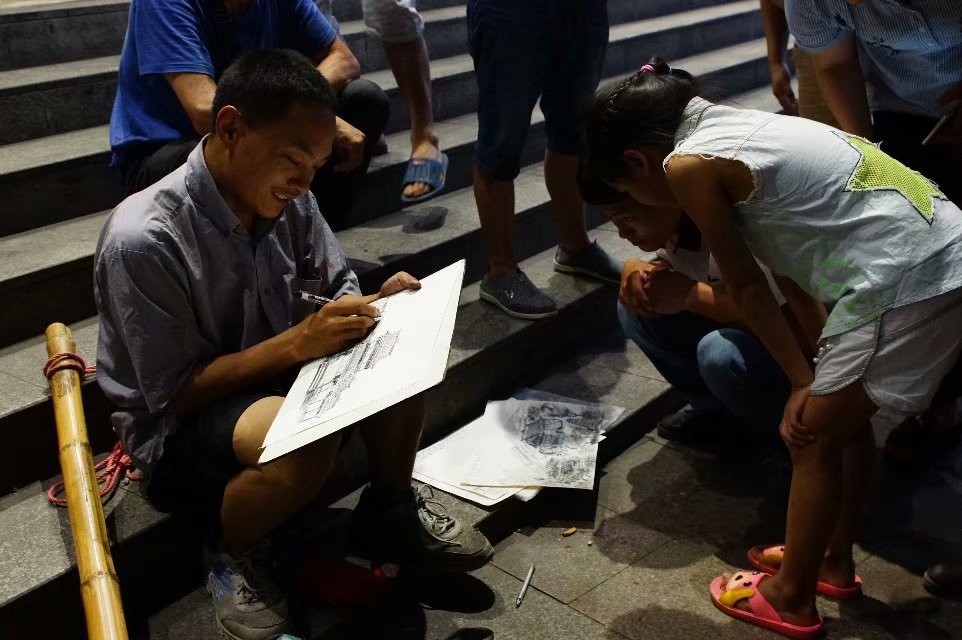 80后小伙白天当棒棒 晚上变身画家用画笔追