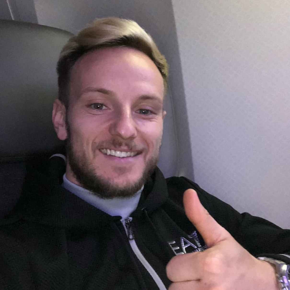 图①拉基蒂奇在回巴塞罗那的飞机上图②罗贝托