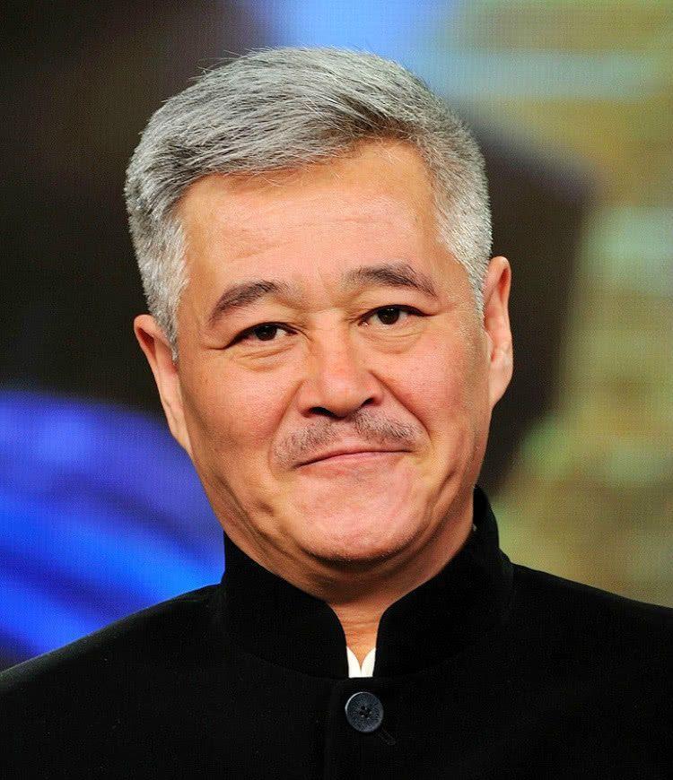 宋小宝现任妻子照片曝光，两个孩子的颜值随了妈妈