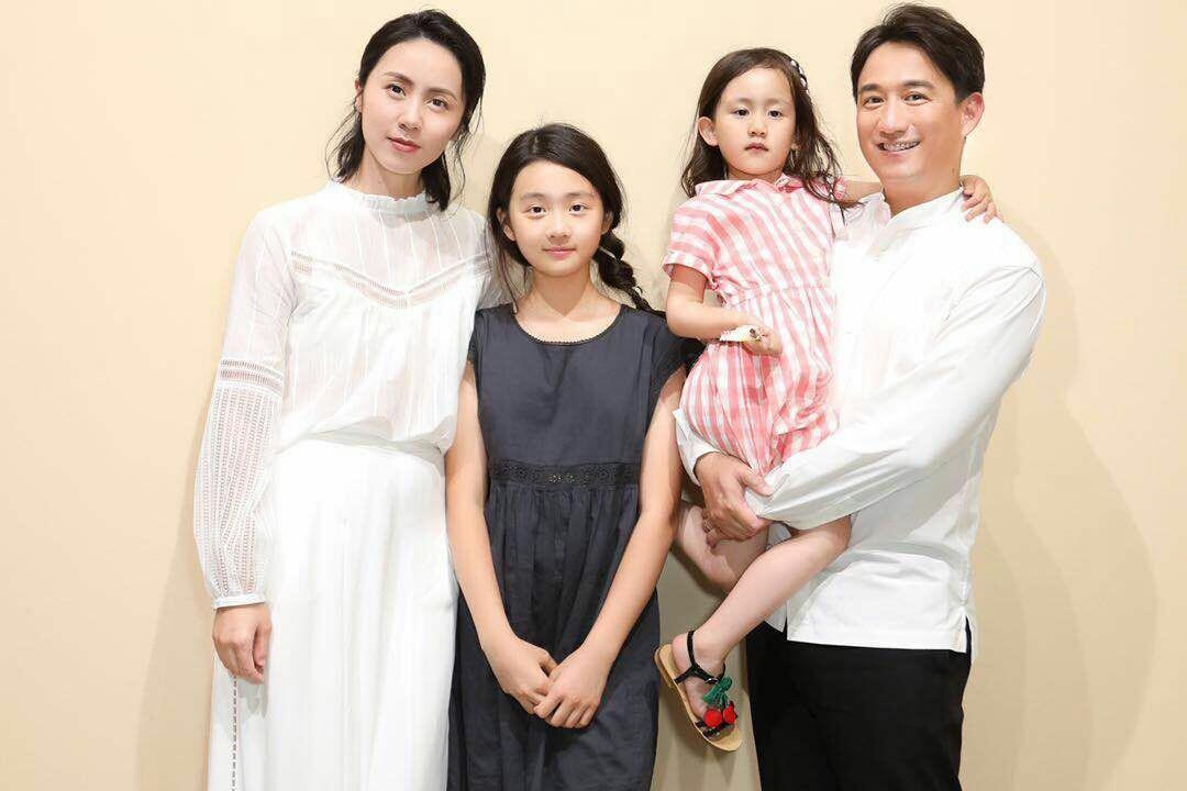 黄磊一家四口机场照,13岁的多多太抢眼,被称金发小美女图片