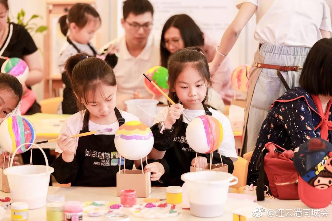 他在连云港市区开了三层创艺画室,用画画为孩